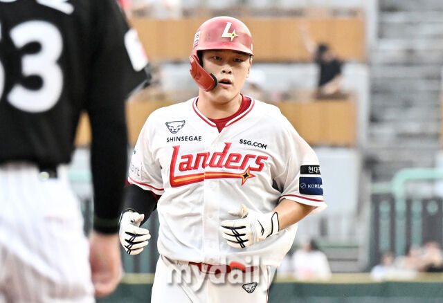 4일 오후 인천광역시 문학동 SSG랜더스필드에서 진행된 '2026 프로야구 KBO리그' SSG랜더스와 LG트윈스의 경기. SSG 전의산이 1회말 2사 2루서 2점 홈런을 터뜨린 뒤 베이스를 밟고 있다./송일섭 기자