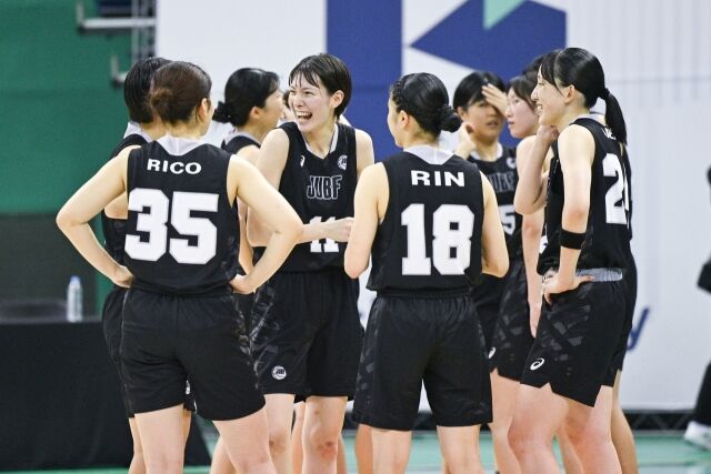 일본 대학선발이 4일 부천체육관에서 열린 WKBL 퓨처스리그 조별리그 최종전서 아산 우리은행 우리원을 이기고 서로 격려하고 있다./WKBL 제공