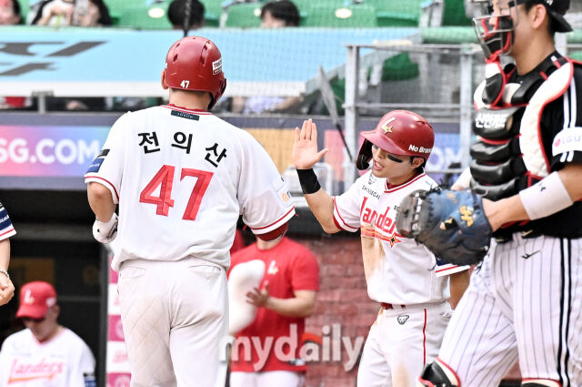 4일 오후 인천광역시 문학동 SSG랜더스필드에서 진행된 '2026 프로야구 KBO리그' SSG랜더스와 LG트윈스의 경기. SSG 전의산이 1회말 2사 2루서 2점 홈런을 터뜨린 뒤 홈을 밟고 있다./송일섭 기자