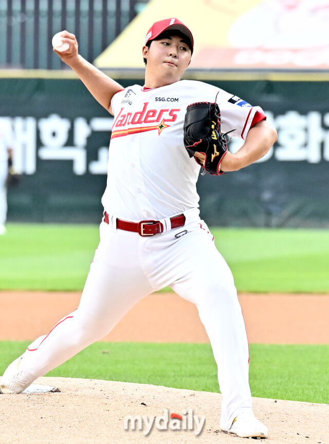 4일 오후 인천광역시 문학동 SSG랜더스필드에서 진행된 '2026 프로야구 KBO리그' SSG랜더스와 LG트윈스의 경기. SSG 선발투수 김민준이 역투하고 있다./인천 = 송일섭 기자