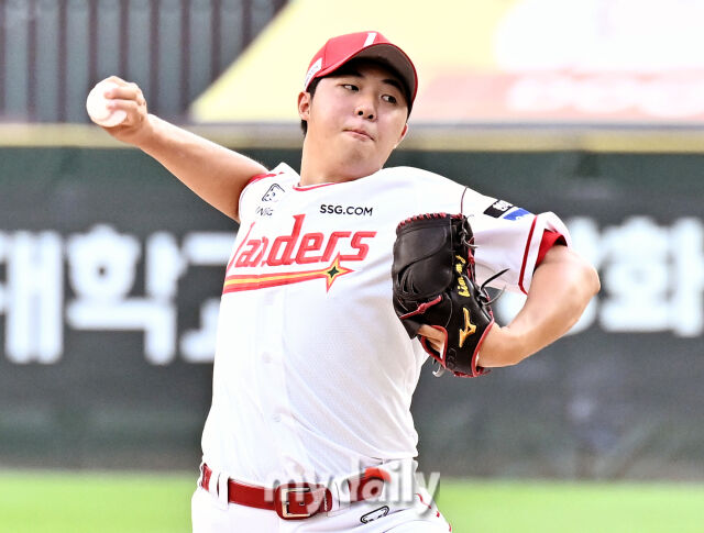 4일 오후 인천광역시 문학동 SSG랜더스필드에서 진행된 '2026 프로야구 KBO리그' SSG랜더스와 LG트윈스의 경기. SSG 선발투수 김민준이 역투하고 있다./송일섭 기자