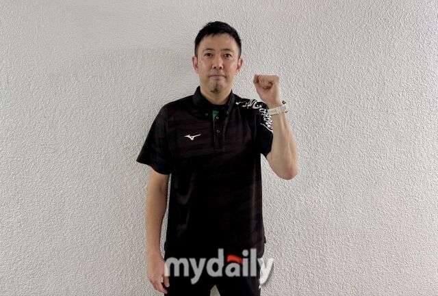 오사카 마블러스의 사카이 다이스케 감독이 2일 제주 한라체육관에서 열린 '2026 제주 한중일 여자배구 탑클럽 슈퍼매치' 현대건설전이 끝난 뒤 촬영에 임하고 있다./마이데일리