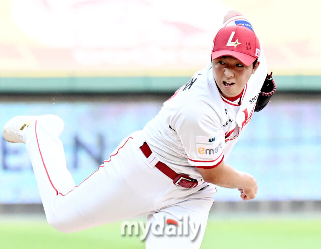 4일 오후 인천광역시 문학동 SSG랜더스필드에서 진행된 '2026 프로야구 KBO리그' SSG랜더스와 LG트윈스의 경기. SSG 선발투수 김민준이 역투하고 있다./인천 = 송일섭 기자