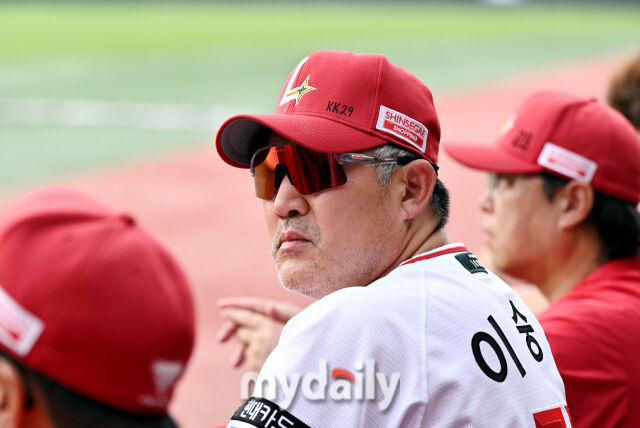 4일 오후 인천광역시 문학동 SSG랜더스필드에서 진행된 '2026 프로야구 KBO리그' SSG랜더스와 LG트윈스의 경기. SSG 이숭용 감독이 선수들을 지켜보고 있다./마이데일리