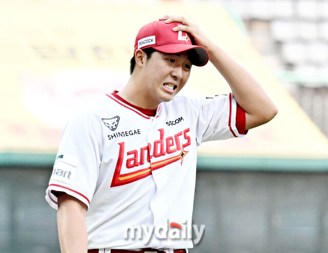 4일 오후 인천광역시 문학동 SSG랜더스필드에서 진행된 '2026 프로야구 KBO리그' SSG랜더스와 LG트윈스의 경기. SSG 김민준이 1회초를 마친 뒤 덕아웃으로 향하고 있다./인천 = 송일섭 기자