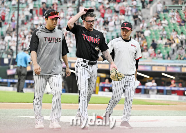 4일 오후 인천광역시 문학동 SSG랜더스필드에서 진행된 '2026 프로야구 KBO리그' SSG랜더스와 LG트윈스의 경기. LG 선발투수 웰스가 3회말 2사에서 박성한의 타구에 맞은 뒤 교체되고 있다./인천 = 송일섭 기자