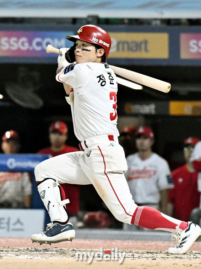 4일 오후 인천광역시 문학동 SSG랜더스필드에서 진행된 '2026 프로야구 KBO리그' SSG랜더스와 LG트윈스의 경기. SSG 정준재가 7회말 2사 3루서 1타점 적시타를 터뜨리고 있다./인천 = 송일섭 기자