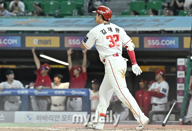4일 오후 인천광역시 문학동 SSG랜더스필드에서 진행된 '2026 프로야구 KBO리그' SSG랜더스와 LG트윈스의 경기. SSG 김재환이 7회말 2사 1,2루서 3점 홈런을 터뜨리고 있다./인천 = 송일섭 기자