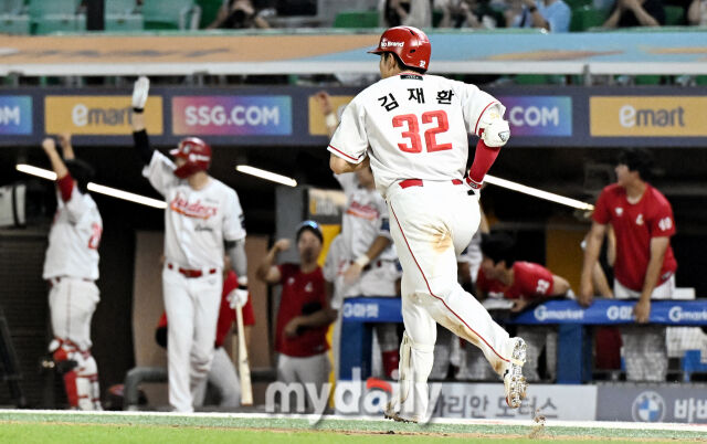4일 오후 인천광역시 문학동 SSG랜더스필드에서 진행된 '2026 프로야구 KBO리그' SSG랜더스와 LG트윈스의 경기. SSG 김재환이 7회말 2사 1,2루서 3점 홈런을 터뜨리고 있다./송일섭 기자