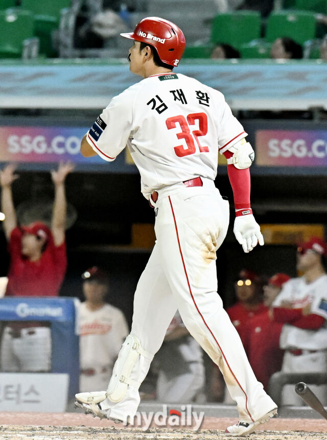 4일 오후 인천광역시 문학동 SSG랜더스필드에서 진행된 '2026 프로야구 KBO리그' SSG랜더스와 LG트윈스의 경기. SSG 김재환이 7회말 2사 1,2루서 3점 홈런을 터뜨리고 있다./인천 = 송일섭 기자