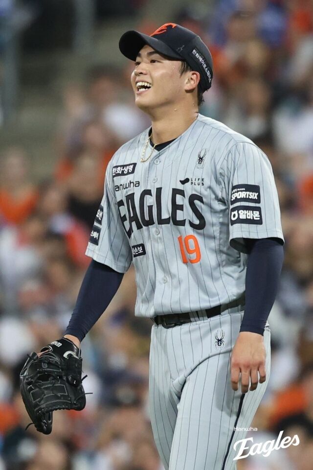 왕옌청이 8월 4일 대구 삼성 라이온즈파크에서 열린 삼성 라이온즈전 마운드에서 웃고 있다./한화 이글스 제공