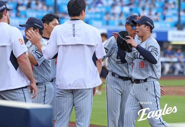 왕옌청(좌측)이 8월 4일 대구 삼성 라이온즈파크에서 열린 삼성 라이온즈전 선수단의 환호를 받고 있다./한화 이글스 제공