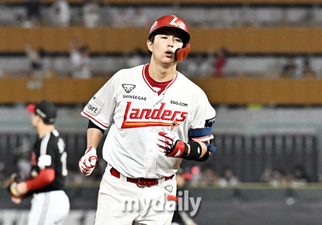 4일 오후 인천광역시 문학동 SSG랜더스필드에서 진행된 '2026 프로야구 KBO리그' SSG랜더스와 LG트윈스의 경기. SSG 조형우가 7회말 2사 1,2루서 3점 홈런을 터뜨린 뒤 베이스를 돌고 있다./송일섭 기자