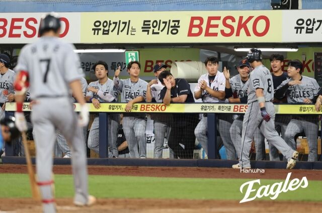 노시환(좌측)이 8월 4일 대구 삼성 라이온즈파크에서 열린 삼성 라이온즈전 선수단과 세리머니를 하고 있다./한화 이글스 제공