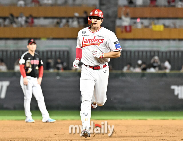 4일 오후 인천광역시 문학동 SSG랜더스필드에서 진행된 '2026 프로야구 KBO리그' SSG랜더스와 LG트윈스의 경기. SSG 김재환이 7회말 2사 1,2루서 3점 홈런을 터뜨린 뒤 베이스를 돌고 있다./인천 = 송일섭 기자