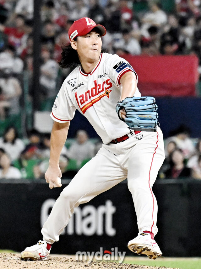 4일 오후 인천광역시 문학동 SSG랜더스필드에서 진행된 '2026 프로야구 KBO리그' SSG랜더스와 LG트윈스의 경기. SSG 문승원이 역투하고 있다./마이데일리