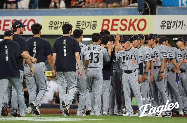 김경문 감독과 선수단이 8월 4일 대구 삼성 라이온즈파크에서 열린 삼성 라이온즈전 승리 후 하이파이브를 하고 있다./한화 이글스 제공