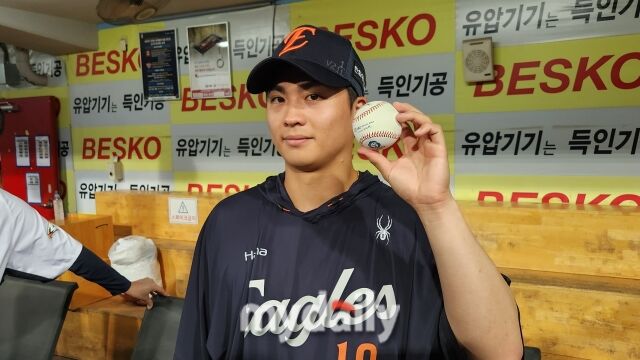 왕옌청이 8월 4일 대구 삼성 라이온즈파크에서 열린 삼성 라이온즈전을 마친 뒤 10승 기념구를 들고 기념촬영을 하고 있다./대구=김경현 기자