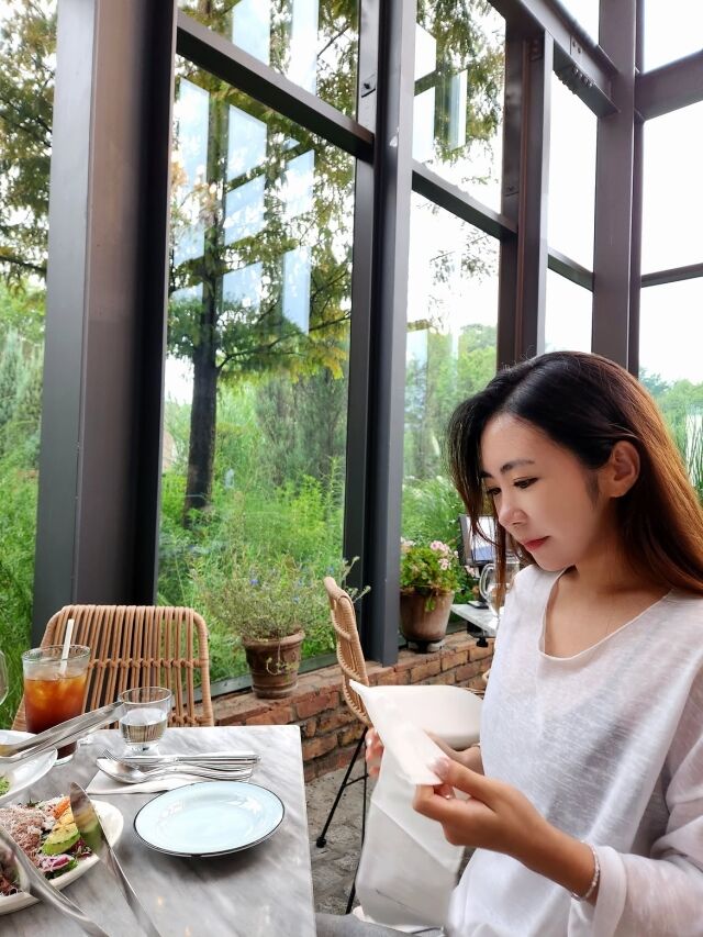 김성은이 생일을 맞아 우아한 분위기의 근황을 공개하며 팬들의 관심을 모았다. / 김성은 SNS