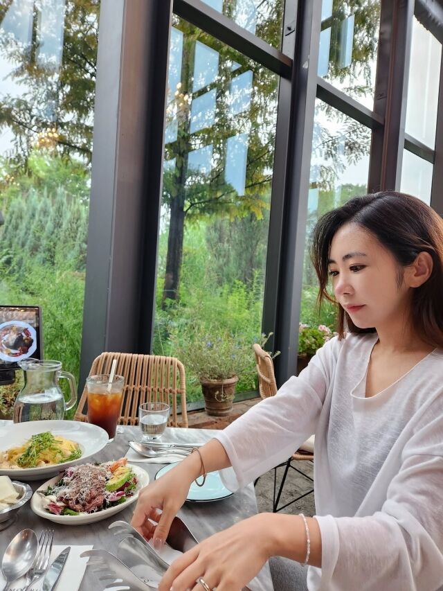 김성은이 생일을 맞아 우아한 분위기의 근황을 공개하며 팬들의 관심을 모았다. / 김성은 SNS