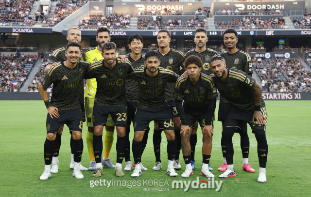 LAFC 선수단이 캔자스시티와의 2026시즌 MLS 18라운드를 앞두고 기념촬영을 하고 있다./게티이미지코리아