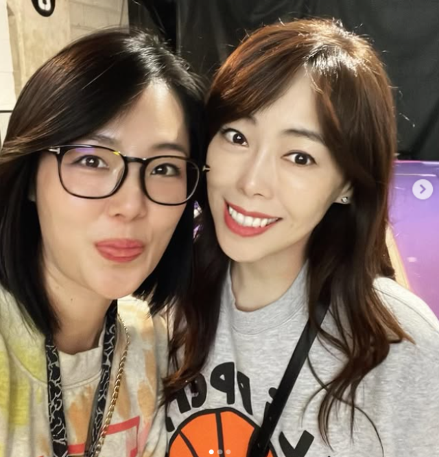 이민(오른쪽)은 지난해 8월 5일 밤, 자택에서 향년 46세를 일기로 숨진 채 발견됐다. 생전에 애즈원 동료 크리스탈과 함께./크리스탈 소셜미디어