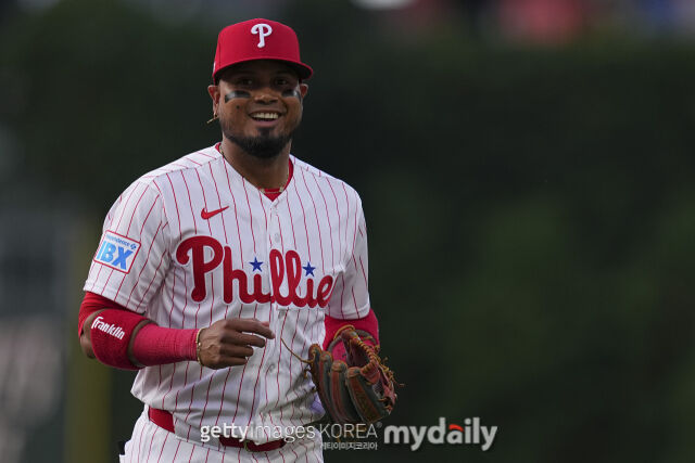 MLB 샌프란시스코에서 트레이드를 통해 필라델피아로 팀을 옮긴 루이스 아라에스는 5일(한국시각) 열린 워싱턴과 홈 경기에 2루수 겸 4번타자로 이적 후 첫 출전했다./게티이미지코리아