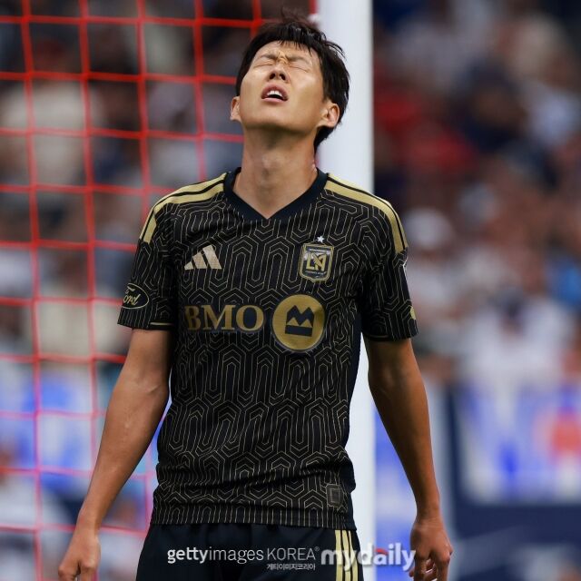 LA FC가 지난 2일 BC 플레이스에서 열린 밴쿠버 화이트캡스와의 2026 MLS 19라운드 경기에서 1-1로 비겼다. 찬스를 놓친 후 아쉬워하고 있는 손흥민./게티이미지코리아