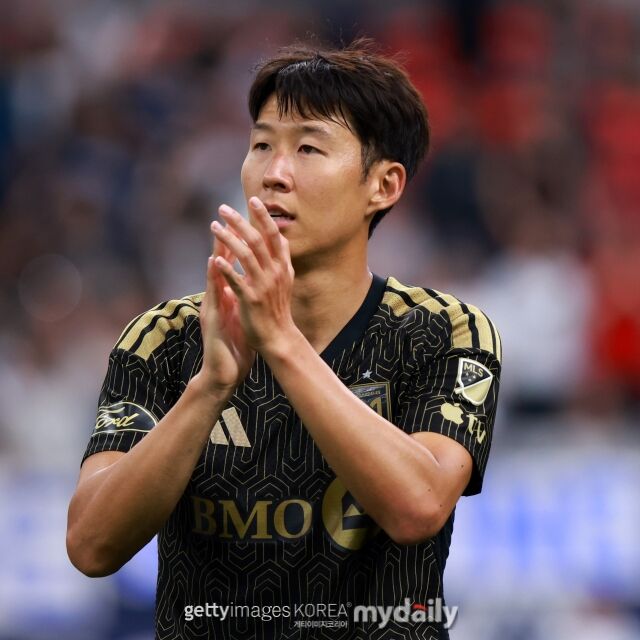 LA FC가 지난 2일 BC 플레이스에서 열린 밴쿠버 화이트캡스와의 2026 MLS 19라운드 경기에서 1-1로 비겼다. 경기 종료 후 팬들에게 인사를 하고 있는 손흥민./게티이미지코리아