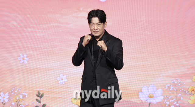 5일 오후 서울 마포구 호텔 나루 서울 엠갤러리에서 넷플릭스 '이런 엿같은 사랑' 제작발표회가 열렸다. 배우 허성태가 참석해 포즈를 취하고 있다. / 마이데일리.