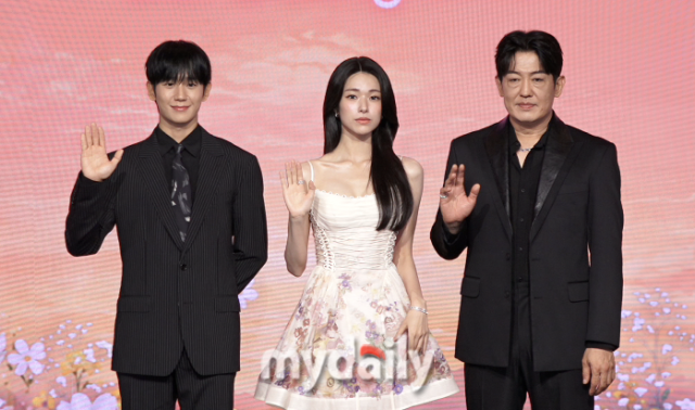5일 서울 마포구 호텔 나루 서울 엠갤러리에서 넷플릭스 시리즈 '이런 엿같은 사랑' 제작발표회가 열렸다. 배우 정해인(왼쪽부터), 하영, 허성태가 포즈를 취했다. / 마이데일리