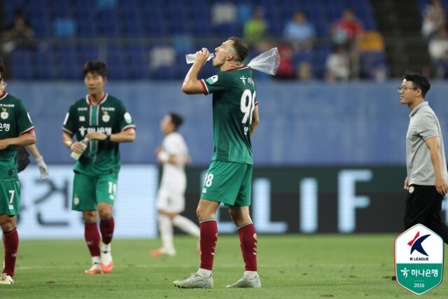 대전 하나시티즌의 안톤이 쿨링 브레이크 동안 물을 마시고 목에 얼음을 대고 있다./프로축구연맹 제공