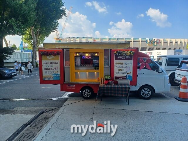 5일 오후 잠실구장 중앙 출입구에는 커피차가 등장했다. 이날 경기 시구, 시타자로 초청된 tvN 신규 예능 프로그램 '우주떡집' 출연 중인 이은지, 미미, 이영지가 보낸 커피차다. 이날 경기는 폭염 취소됐고 이때문에 시구와 시타 행사도 열리지 않았지만 이은지, 미미, 이영지는 커피차를 보냈다./류한준 기자