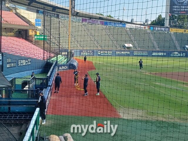 NC 다이노스 선수들이 두산 베어스와 5일 원정 경기가 취소됐지만 이날 잠실구장으로 와 훈련하고 있다. 전날(4일)과 달리 이날은 투수조와 야수조 모두 훈련에 참가했다. 폭염으로 인해 6일 경기까지 모두 취소됐다./류한준 기자