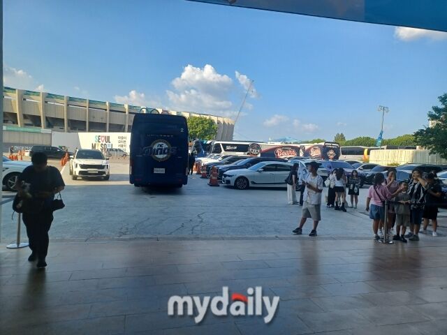 NC 다이노스 선수단은 5일 잠실구장에서 훈련을 마친 뒤 창원으로 이동한다. 6일 경기까지 취소됐기 때문에 7일부터 열리는 SSG 랜더스와 주말 홈 3연전 준비를 위해 이날 먼저 이동을 결정했다./류한준 기자