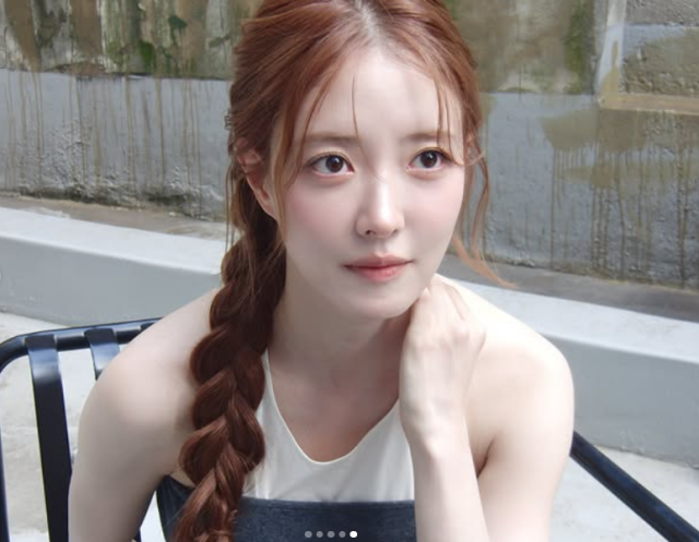 이세영은 지난 3일 자신의 SNS에 별다른 멘트 없이 수박, 파라솔, 아이스크림 등 여름을 상징하는 다양한 이모티콘과 함께 여러 장의 사진을 게재해 팬들의 시선을 사로잡았다./이세영 소셜미디어