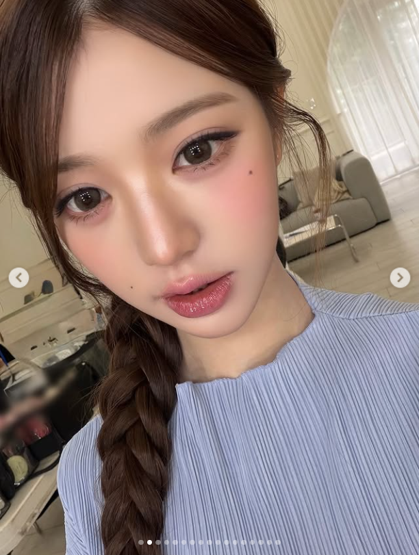 장원영은 4일 자신의 소셜미디어에 “뭐가 꽃이게?”라는 위트 있는 문구와 함께 여러 장의 사진을 게시했다./장원영 소셜미디어