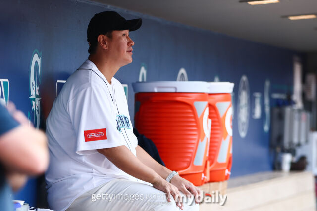 2016년 MLB 시애틀에서 뛴 이대호가 5일(한국시각) 열린 시애틀과 디트로이트전 시구자로 초청받아 시구를 했다. 경기 전 더그아웃에 앉아 시구 행사 시작을 기다라고 있는 이대호./게티이미지코리아