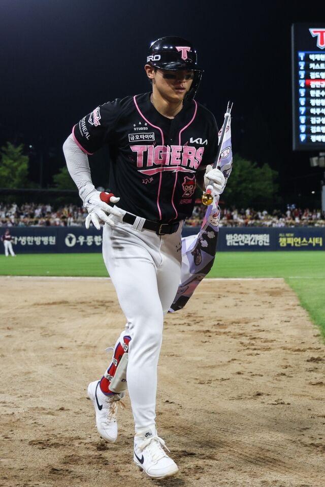KIA 타이거즈 김도영이 25일 광주KIA챔피언스필드에서 열린 키움 히어로즈와의 홈 경기서 홈런을 치고 덕아웃으로 들어가고 있다./KIA 타이거즈 제공
