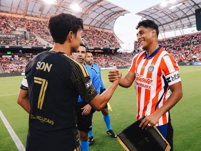 LA FC가 6일 BMO 스타디움에서 벌어진 과달라하라와의 2026시즌 리그스컵 1라운드 1차전 전반전을 1-1로 마쳤다. 주장 완장을 찬 손흥민(왼쪽)이 과달라하라의 주장 루이스 로모와 인사하고 있다./LA FC 제공
