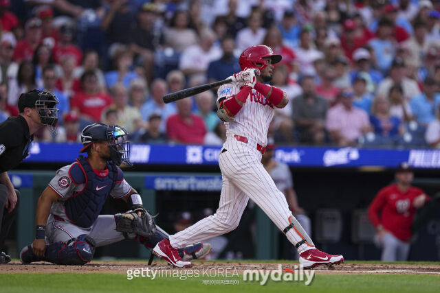 MLB 샌프란시스코에서 필라델피아로 트레이드된 루이스 아라에스가 두 경기 연속 안타를 쳤다. 그는 6일(한국시각) 열린 워싱턴과 홈 경기에선 이적 후 첫 홈런도 쏘아올렸다./게티이미지코리아