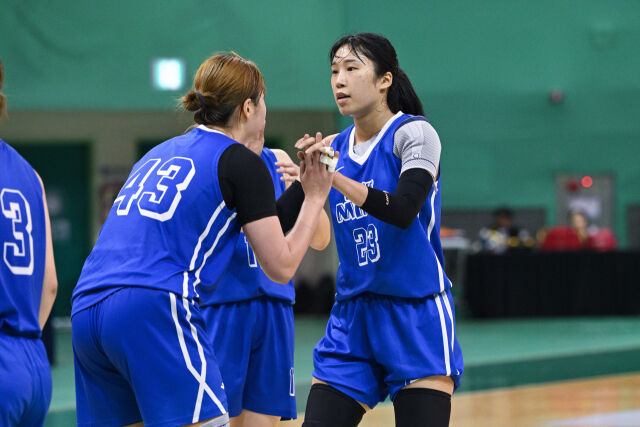 이다연(오른쪽)이 6일 부천체육관에서 열린 2026 티켓링크 WKBL 퓨처스리그 결승에서 일본 아란마레와의 맞대결에서 방지온과 하이파이브하고 있다. /WKBL 제공