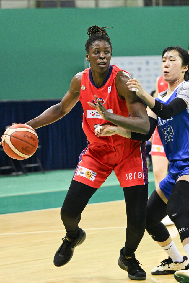 바이 쿰바 디야산(왼쪽)이 6일 부천체육관에서 열린 2026 티켓링크 WKBL 퓨처스리그 결승에서 용인 삼성생명 블루밍스와의 맞대결에서 드리블을 하고 있다. /WKBL 제공