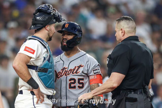 6일(한국시각) 열린 MLB 시애틀과 디트로이트 경기 8회초 디트로이트 공격 상황에서 시애틀 포수 칼 롤리(왼쪽)와 타자 글라이버 토레스가 몸에 맞는 공을 두고 서로 언쟁하고 있다./게티이지미코리아