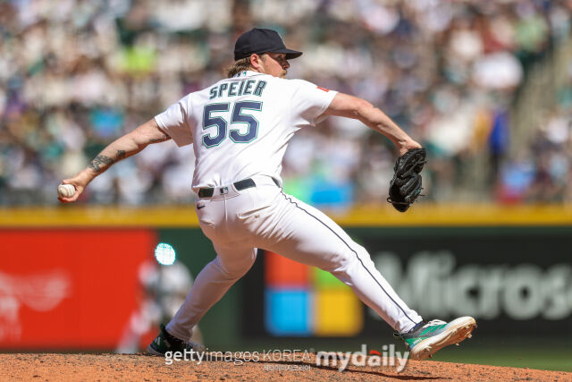 MLB 시애틀 투수 게이브 스피어는 6일(한국시각) 열린 디트로이트와 홈 경기 8회초 두 번째 투수로 나와 글라이버 토레스에 몸에 맞는 공을 던졌고 이 때문에 벤치 클리어링이 일어났다. 스피어는 퇴장당했다./게티이지미코리아