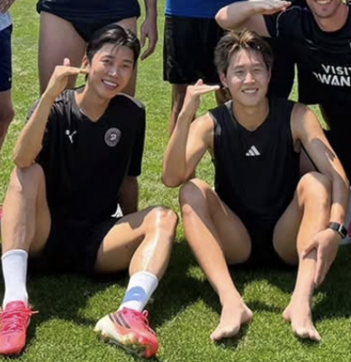 임영웅이 국가대표 축구선수 이강인과 함께 그라운드를 누비며 변함없는 축구 사랑을 드러냈다. / 임영웅 SNS