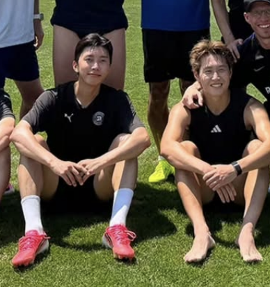 임영웅이 국가대표 축구선수 이강인과 함께 그라운드를 누비며 변함없는 축구 사랑을 드러냈다. / 임영웅 SNS