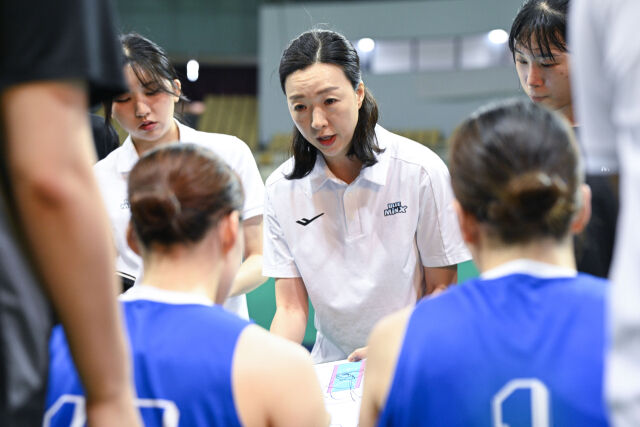 이미선 용인 삼성생명 블루밍스 코치가 6일 부천체육관에서 열린 아란마레와의 2026 티켓링크 WKBL 퓨처스리그 결승에서 작전을 지시하고 있다. /WKBL 제공