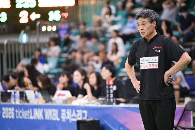 고지마 히로후미 아란마레 감독이 6일 부천체육관에서 열린 용인 삼성생명 블루밍스와의 2026 티켓링크 WKBL 퓨처스리그 결승에서 경기를 지켜보고 있다. /WKBL 제공