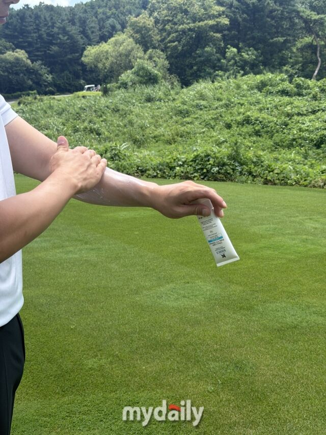 4시간 라운드에 선블록(선크림)을 한 번 바르면 하루 권장 자외선량의 십수 배에 노출될 수 있다. 라운드할 때 선블록(선크림)은 미용이 아니라 안전을 위해 두 시간마다 덧바르는 게 좋다. /이준호 대표